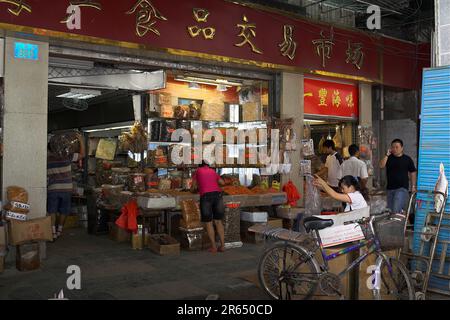 广州市 中國 Guangzhou, China; chinesisches Lebensmittelgeschäft; chinesisches Lebensmittelgeschäft; Chinesischer Lebensmittelladen; tienda de comestibles china; 中國雜貨店 Stockfoto