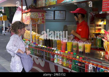 广州市 中國 Guangzhou, China; Ein weißer Tourist kauft Saft an einem Straßenstand. Ein weißer Tourist kauft Saft an einem Straßenstand. 一名白人遊客在路邊攤買果汁。 Stockfoto