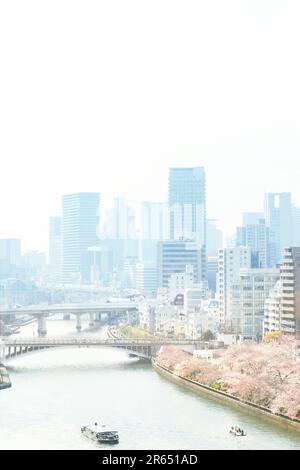 Kirschblüten und Gebäude im Minami-temma-Park Stockfoto