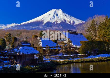 Fuji und strohgedeckte Häuser Stockfoto