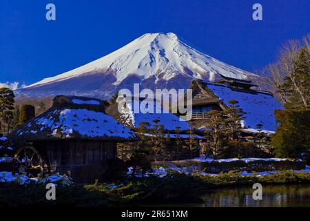 Fuji und strohgedeckte Häuser Stockfoto