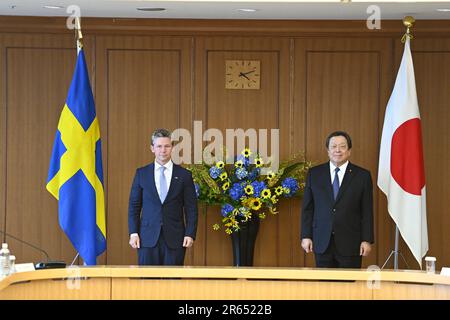 Tokio, Japan. 7. Juni 2023. TOKIO, JAPAN - JUNI 7 : Pal JONSON, Minister für Verteidigung, Königreich Schweden (L) und japanischer Verteidigungsminister Yasukazu Hamada (R) präsentiert vor dem bilateralen Verteidigungstreffen zwischen Japan und Schweden im japanischen Verteidigungsministerium am 7. Juni 2023 in Tokio, Japan. PAL JONSON ist vom 6. Bis 7. juni auf einem zweitägigen Besuch in japan und hat am 6. Juni auch ein Treffen mit dem japanischen Ministerpräsidenten Yoshimasa Hayashi. (Credit Image: © POOL via ZUMA Press Wire) NUR REDAKTIONELLE VERWENDUNG! Nicht für den kommerziellen GEBRAUCH! Kredit: ZUMA Press, Inc./Alamy Live News Stockfoto