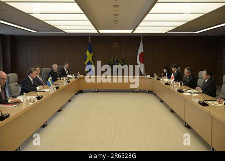 Tokio, Japan. 7. Juni 2023. TOKIO, JAPAN - JUNI 7 : Pal JONSON, Verteidigungsminister des Königreichs Schweden (L) und japanischer Verteidigungsminister Yasukazu Hamada (R) nimmt am 7. Juni 2023 am bilateralen Treffen zwischen Japan und Schweden im japanischen Verteidigungsministerium in Tokio (Japan) Teil. PAL JONSON ist vom 6. Bis 7. juni auf einem zweitägigen Besuch in japan und hat am 6. Juni auch ein Treffen mit dem japanischen Ministerpräsidenten Yoshimasa Hayashi. (Credit Image: © POOL via ZUMA Press Wire) NUR REDAKTIONELLE VERWENDUNG! Nicht für den kommerziellen GEBRAUCH! Kredit: ZUMA Press, Inc./Alamy Live News Stockfoto