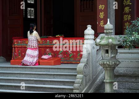 广州市 中國 Guangzhou China; Tempel der sechs Banyanbäume; Tempel der sechs Banyanbäume; 六榕寺 Chinesische Frau betet zu Buddha; eine Chinesin betet zu Buddha Stockfoto