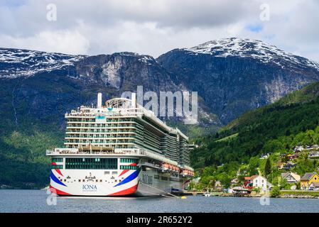 IONA Pando FÄHRT von einer Drohne, Olden, Innvikfjorden, Norwegen, Europa Stockfoto