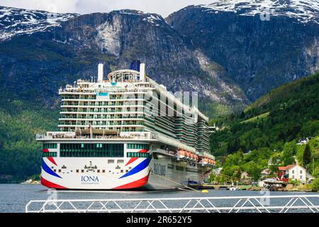 IONA Pando FÄHRT von einer Drohne, Olden, Innvikfjorden, Norwegen, Europa Stockfoto