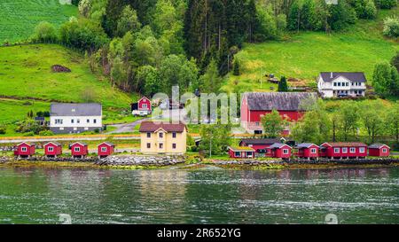 Berge, Fjord und Wolken über Olden von einer Drohne, Innvikfjorden, Norwegen, Europa Stockfoto