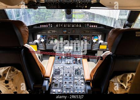 Armaturenbrett des REGA Swiss Air-Rescue Air Ambulance Bombardier CL-604 Flugzeug, Schweizerisches Verkehrsmuseum, Luzern, Schweiz Stockfoto