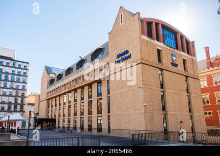 Adelaide, Südaustralien - 2. September 2019: Gebäudefassade der Adelaide Law School, Universität von Adelaide im Stadtzentrum an einem hellen Tag Stockfoto