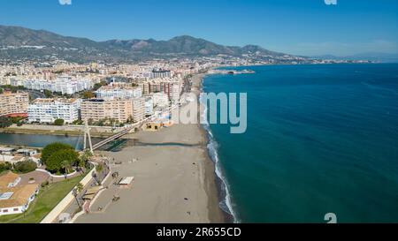 Blick auf den Strand El Ejido an der Küste von Fuengirola, Provinz Malaga, Andalusien. Stockfoto