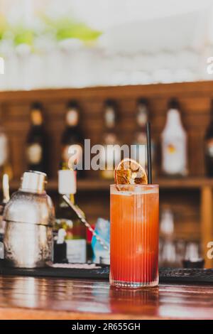 Ein Glas roter Cocktail an der Bar. Stockfoto