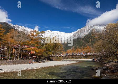 Kappa-bashi-Brücke in Kamikochi und die Hotaka-Gebirgskette mit frischem Schnee Stockfoto