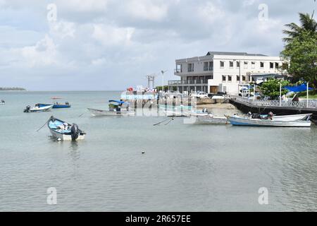 Fischerboote oder Pirogues am Buccoo Beach, Tobago Stockfoto