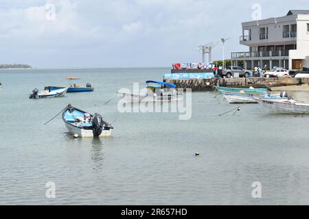 Fischerboote oder Pirogues am Buccoo Beach, Tobago Stockfoto