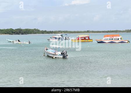 Fischerboote oder Pirogues am Buccoo Beach, Tobago Stockfoto