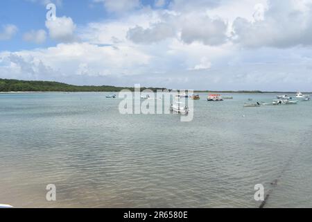 Fischerboote oder Pirogues am Buccoo Beach, Tobago Stockfoto