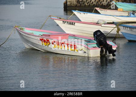 Fischerboote oder Pirogues am Buccoo Beach, Tobago Stockfoto