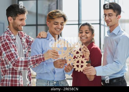 Business Team verbinden Sie Stücke von Zahnrädern. Teamarbeit, Partnerschaft und Integration Konzept Stockfoto