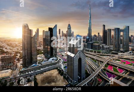 Wunderschöner Sonnenaufgang im Zentrum von Dubai mit Panoramablick auf die Skyline der Vereinigten Arabischen Emirate Stockfoto