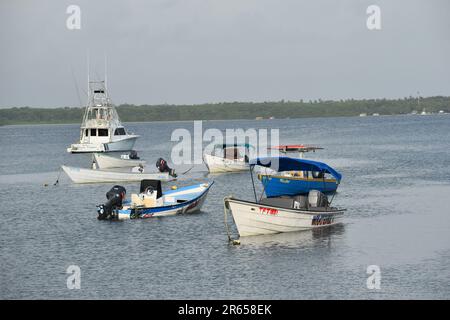 Fischerboote oder Pirogues am Buccoo Beach, Tobago Stockfoto