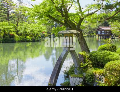 Huishin Toro (Chinesische Laterne) und Kasumigaike Pond im Kanazawa Kenrokuen Garden Stockfoto