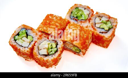 California Maki Sushi mit Masago. Brötchen aus Krabbenfleisch, Avocado, Gurke drinnen. Masago ist draußen Stockfoto