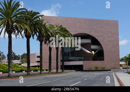 COSTA MESA, KALIFORNIEN - 8. MAI 2021: Town Center Drive in Richtung Segerstrom Hall bei Argyros Palza. Stockfoto