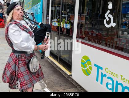 Edinburgh, Schottland, Vereinigtes Königreich, 07. Juni 2023. Straßenbahnen nach Newhaven: Nach 3,5 Jahren ist die Erweiterung der Straßenbahnlinie der Hauptstadt für Fahrgäste geöffnet. Mit der Straßenbahn nach Newhaven fahren Sie 2,91 km weiter, die Leith und Newhaven mit dem aktuellen Ende der Edinburgh Straßenbahnlinie am York Place verbinden, mit 8 neuen Haltestellen. Abbildung: Piper Louise Marshall Pipes in der ersten Straßenbahn, die Passagiere vom Picardy Place bringt. Kredit: Sally Anderson/Alamy Live News Stockfoto