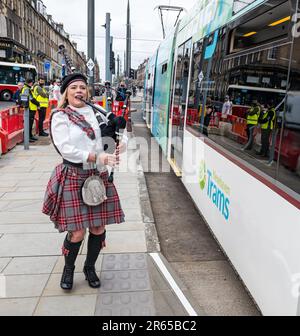 Edinburgh, Schottland, Vereinigtes Königreich, 07. Juni 2023. Straßenbahnen nach Newhaven: Nach 3,5 Jahren ist die Erweiterung der Straßenbahnlinie der Hauptstadt für Fahrgäste geöffnet. Mit der Straßenbahn nach Newhaven fahren Sie 2,91 km weiter, die Leith und Newhaven mit dem aktuellen Ende der Edinburgh Straßenbahnlinie am York Place verbinden, mit 8 neuen Haltestellen. Abbildung: Piper Louise Marshall Pipes in der ersten Straßenbahn, die Passagiere vom Picardy Place bringt. Kredit: Sally Anderson/Alamy Live News Stockfoto