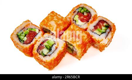 California Maki Sushi mit Masago. Rolle aus Lachs, Avocado, Gurke. Masago ist draußen Stockfoto