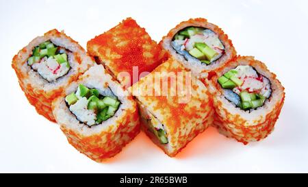California Maki Sushi mit Masago. Brötchen aus Krabbenfleisch, Avocado, Gurke drinnen. Masago ist draußen Stockfoto