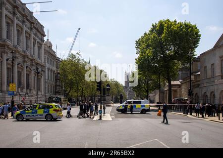 London, Großbritannien. 08. Februar 2023. Polizei untersucht verdächtiges Paket. Kredit: Sinai Noor/Alamy Live News Stockfoto