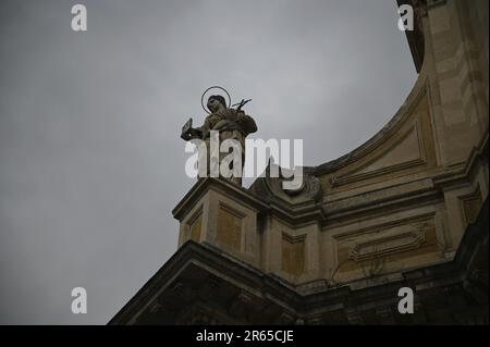 Sant' Agata eine Marmorstatue auf der Außenseite der Basilika della Collegiata im sizilianischen Barockstil, ein religiöses Denkmal von Catania in Sizilien, Italien. Stockfoto