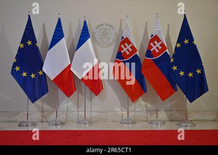 Flaggen der Europäischen Union, Frankreichs und der Slowakei vor dem Treffen des slowakischen Ministerpräsidenten Ludovit Geruch und des französischen Präsidenten Emmanuel Macron in Bratislava, S. Stockfoto