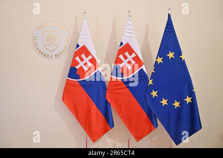 Flaggen der Europäischen Union und der Slowakei vor dem Treffen des slowakischen Ministerpräsidenten Ludovit Geruch und seines tschechischen Amtskollegen Petr Fiala in Bratislava, Slowakei Stockfoto