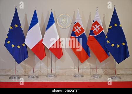 Flaggen der Europäischen Union, Frankreichs und der Slowakei vor dem Treffen des slowakischen Ministerpräsidenten Ludovit Geruch und des französischen Präsidenten Emmanuel Macron in Bratislava, S. Stockfoto