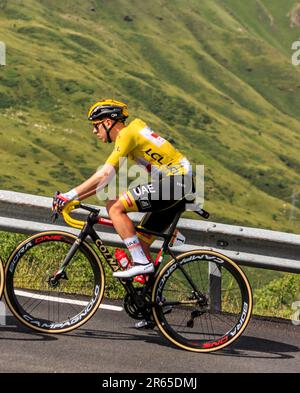 Port d'Envalira, Frankreich - 11,2021. Juli: Der slowenische Radfahrer Tadej Pogacar vom Emirates Team der Vereinigten Arabischen Emirate klettert in Yellow Jersey auf der Straße nach Port d'Envalira Stockfoto