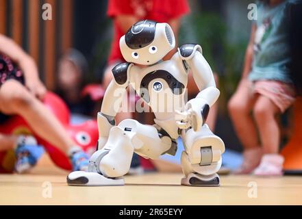 Karlsruhe, Deutschland. 07. Juni 2023. Der humanoide Roboter „NAO“ wird in der inklusiven Kindertagesstätte im Lebenshilfehaus Karlsruhe eingeführt. Dort begleitet es die Kinder in ihrem Alltag. Das Projekt ist Teil der Real Lab Robotic AI des Karlsruhe Institute of Technology (KIT), die künstliche Intelligenz (KI) und Robotik für alle Menschen greifbar macht. Kredit: Uli Deck/dpa/Alamy Live News Stockfoto