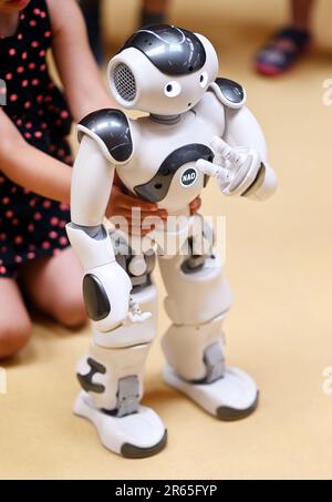 Karlsruhe, Deutschland. 07. Juni 2023. Der humanoide Roboter „NAO“ wird in der inklusiven Kindertagesstätte im Lebenshilfehaus Karlsruhe eingeführt. Dort begleitet es die Kinder in ihrem Alltag. Das Projekt ist Teil der Real Lab Robotic AI des Karlsruhe Institute of Technology (KIT), die künstliche Intelligenz (KI) und Robotik für alle Menschen greifbar macht. Kredit: Uli Deck/dpa/Alamy Live News Stockfoto