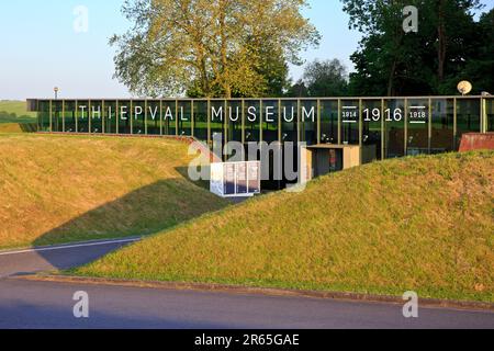 Der Haupteingang zum Thiepval Museum über die Schlachten der Somme zwischen 1915-1918 in Thiepval (Somme), Frankreich Stockfoto