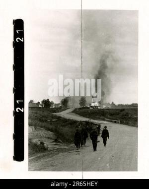 SS-Fotograf Baumann, Totenkopf Division, Russland 1941 Aufklärungseinheit von Wheeled, Fotos von Motorrädern, Flak-Gewehren, Gräbern, russischen Kriegsgefangenen und Dorfbewohnern, Fieseler FI 156 Storch, zerstörte russische Panzer und Ausrüstung, Brückenbau, im Fluss schwimmende Soldaten, Maschinengewehrmannschaft, Panzerabwehrmannschaft, Zeremonie der Unit Awards, Einheiten auf dem marsch, Artillerie von Halbschienen gezogen, Kfz-Wartungseinheit, Kriegsberichter-Aktivitäten, Feldbäckerei, Feldlazarett, Luftversorgung durch JU-52, Flugabwehrsucheinheit, Postamt und ein Focke-Wulf 189 (Eagle-Owl) im Flug. Ima Stockfoto