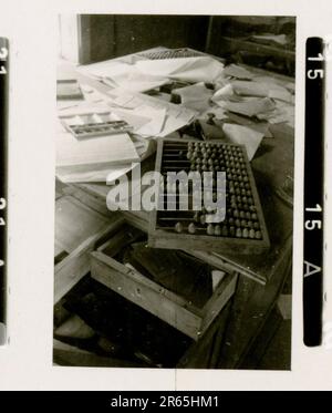 SS-Fotograf Baumann, Totenkopf Division, Russland 1941 Aufklärungseinheit von Wheeled, Fotos von Motorrädern, Flak-Gewehren, Gräbern, russischen Kriegsgefangenen und Dorfbewohnern, Fieseler FI 156 Storch, zerstörte russische Panzer und Ausrüstung, Brückenbau, im Fluss schwimmende Soldaten, Maschinengewehrmannschaft, Panzerabwehrmannschaft, Zeremonie der Unit Awards, Einheiten auf dem marsch, Artillerie von Halbschienen gezogen, Kfz-Wartungseinheit, Kriegsberichter-Aktivitäten, Feldbäckerei, Feldlazarett, Luftversorgung durch JU-52, Flugabwehrsucheinheit, Postamt und ein Focke-Wulf 189 (Eagle-Owl) im Flug. Ima Stockfoto