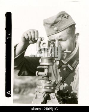 SS-Fotograf Baumann, Totenkopf Division, Russland 1941 Aufklärungseinheit von Wheeled, Fotos von Motorrädern, Flak-Gewehren, Gräbern, russischen Kriegsgefangenen und Dorfbewohnern, Fieseler FI 156 Storch, zerstörte russische Panzer und Ausrüstung, Brückenbau, im Fluss schwimmende Soldaten, Maschinengewehrmannschaft, Panzerabwehrmannschaft, Zeremonie der Unit Awards, Einheiten auf dem marsch, Artillerie von Halbschienen gezogen, Kfz-Wartungseinheit, Kriegsberichter-Aktivitäten, Feldbäckerei, Feldlazarett, Luftversorgung durch JU-52, Flugabwehrsucheinheit, Postamt und ein Focke-Wulf 189 (Eagle-Owl) im Flug. Ima Stockfoto