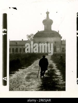 SS-Fotograf Baumann, Totenkopf Division, Russland 1941 Aufklärungseinheit von Wheeled, Fotos von Motorrädern, Flak-Gewehren, Gräbern, russischen Kriegsgefangenen und Dorfbewohnern, Fieseler FI 156 Storch, zerstörte russische Panzer und Ausrüstung, Brückenbau, im Fluss schwimmende Soldaten, Maschinengewehrmannschaft, Panzerabwehrmannschaft, Zeremonie der Unit Awards, Einheiten auf dem marsch, Artillerie von Halbschienen gezogen, Kfz-Wartungseinheit, Kriegsberichter-Aktivitäten, Feldbäckerei, Feldlazarett, Luftversorgung durch JU-52, Flugabwehrsucheinheit, Postamt und ein Focke-Wulf 189 (Eagle-Owl) im Flug. Ima Stockfoto