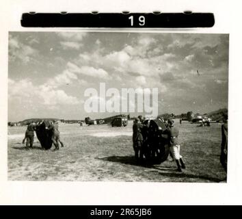 SS-Fotograf Baumann, Totenkopf Division, Russland 1941 Aufklärungseinheit von Wheeled, Fotos von Motorrädern, Flak-Gewehren, Gräbern, russischen Kriegsgefangenen und Dorfbewohnern, Fieseler FI 156 Storch, zerstörte russische Panzer und Ausrüstung, Brückenbau, im Fluss schwimmende Soldaten, Maschinengewehrmannschaft, Panzerabwehrmannschaft, Zeremonie der Unit Awards, Einheiten auf dem marsch, Artillerie von Halbschienen gezogen, Kfz-Wartungseinheit, Kriegsberichter-Aktivitäten, Feldbäckerei, Feldlazarett, Luftversorgung durch JU-52, Flugabwehrsucheinheit, Postamt und ein Focke-Wulf 189 (Eagle-Owl) im Flug. Ima Stockfoto