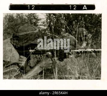 SS-Fotograf Baumann, Totenkopf Division, Russland 1941 Aufklärungseinheit von Wheeled, Fotos von Motorrädern, Flak-Gewehren, Gräbern, russischen Kriegsgefangenen und Dorfbewohnern, Fieseler FI 156 Storch, zerstörte russische Panzer und Ausrüstung, Brückenbau, im Fluss schwimmende Soldaten, Maschinengewehrmannschaft, Panzerabwehrmannschaft, Zeremonie der Unit Awards, Einheiten auf dem marsch, Artillerie von Halbschienen gezogen, Kfz-Wartungseinheit, Kriegsberichter-Aktivitäten, Feldbäckerei, Feldlazarett, Luftversorgung durch JU-52, Flugabwehrsucheinheit, Postamt und ein Focke-Wulf 189 (Eagle-Owl) im Flug. Ima Stockfoto