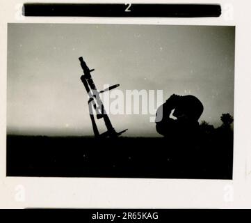 SS-Fotograf Baumann, Totenkopf Division, Russland 1941 Aufklärungseinheit von Wheeled, Fotos von Motorrädern, Flak-Gewehren, Gräbern, russischen Kriegsgefangenen und Dorfbewohnern, Fieseler FI 156 Storch, zerstörte russische Panzer und Ausrüstung, Brückenbau, im Fluss schwimmende Soldaten, Maschinengewehrmannschaft, Panzerabwehrmannschaft, Zeremonie der Unit Awards, Einheiten auf dem marsch, Artillerie von Halbschienen gezogen, Kfz-Wartungseinheit, Kriegsberichter-Aktivitäten, Feldbäckerei, Feldlazarett, Luftversorgung durch JU-52, Flugabwehrsucheinheit, Postamt und ein Focke-Wulf 189 (Eagle-Owl) im Flug. Ima Stockfoto