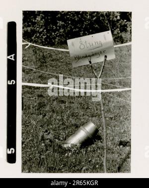 SS-Fotograf Baumann, Totenkopf Division, Russland 1941 Aufklärungseinheit von Wheeled, Fotos von Motorrädern, Flak-Gewehren, Gräbern, russischen Kriegsgefangenen und Dorfbewohnern, Fieseler FI 156 Storch, zerstörte russische Panzer und Ausrüstung, Brückenbau, im Fluss schwimmende Soldaten, Maschinengewehrmannschaft, Panzerabwehrmannschaft, Zeremonie der Unit Awards, Einheiten auf dem marsch, Artillerie von Halbschienen gezogen, Kfz-Wartungseinheit, Kriegsberichter-Aktivitäten, Feldbäckerei, Feldlazarett, Luftversorgung durch JU-52, Flugabwehrsucheinheit, Postamt und ein Focke-Wulf 189 (Eagle-Owl) im Flug. Ima Stockfoto