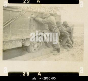 SS-Fotograf Baumann, Totenkopf Division, Russland 1941 Aufklärungseinheit von Wheeled, Fotos von Motorrädern, Flak-Gewehren, Gräbern, russischen Kriegsgefangenen und Dorfbewohnern, Fieseler FI 156 Storch, zerstörte russische Panzer und Ausrüstung, Brückenbau, im Fluss schwimmende Soldaten, Maschinengewehrmannschaft, Panzerabwehrmannschaft, Zeremonie der Unit Awards, Einheiten auf dem marsch, Artillerie von Halbschienen gezogen, Kfz-Wartungseinheit, Kriegsberichter-Aktivitäten, Feldbäckerei, Feldlazarett, Luftversorgung durch JU-52, Flugabwehrsucheinheit, Postamt und ein Focke-Wulf 189 (Eagle-Owl) im Flug. Ima Stockfoto