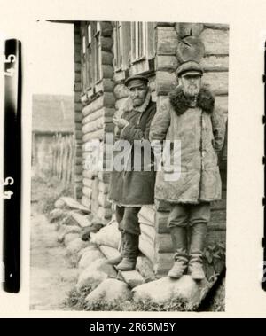 SS-Fotograf Baumann, Totenkopf Division, Russland 1941 Aufklärungseinheit von Wheeled, Fotos von Motorrädern, Flak-Gewehren, Gräbern, russischen Kriegsgefangenen und Dorfbewohnern, Fieseler FI 156 Storch, zerstörte russische Panzer und Ausrüstung, Brückenbau, im Fluss schwimmende Soldaten, Maschinengewehrmannschaft, Panzerabwehrmannschaft, Zeremonie der Unit Awards, Einheiten auf dem marsch, Artillerie von Halbschienen gezogen, Kfz-Wartungseinheit, Kriegsberichter-Aktivitäten, Feldbäckerei, Feldlazarett, Luftversorgung durch JU-52, Flugabwehrsucheinheit, Postamt und ein Focke-Wulf 189 (Eagle-Owl) im Flug. Ima Stockfoto